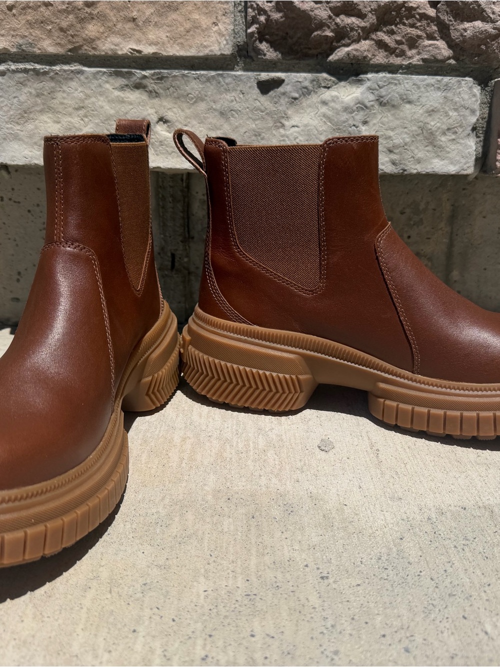 Sorel’s Ona Ave Chelsea Waterproof Boot in color Velvet Tan size 9.5